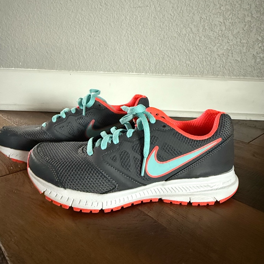 Nike Women’s Downshifter Charcoal and Coral Sneakers - Picture 4 of 9